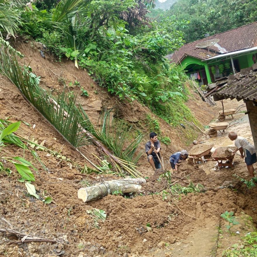 Kerja Bakti Membersihkan Material Longsor Di Padukuhan Gunung Kukusan